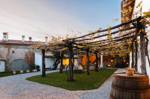 Vila Kobdilj 1835 Historic Homestead with Shared Courtyard