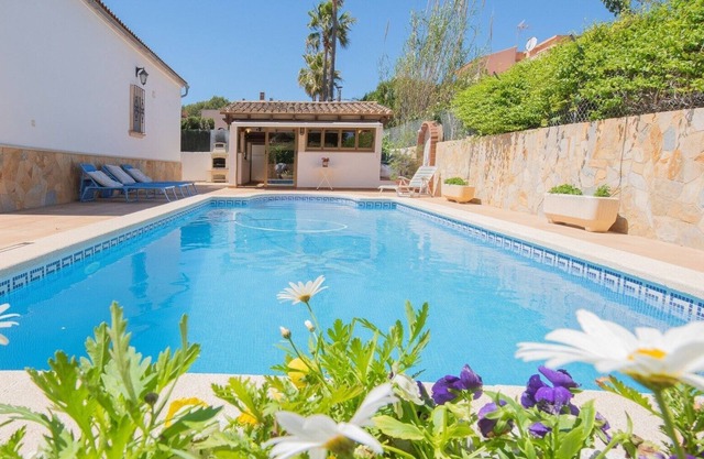 Villa 8 pax, private pool, wifi, AACC, next to the sea!