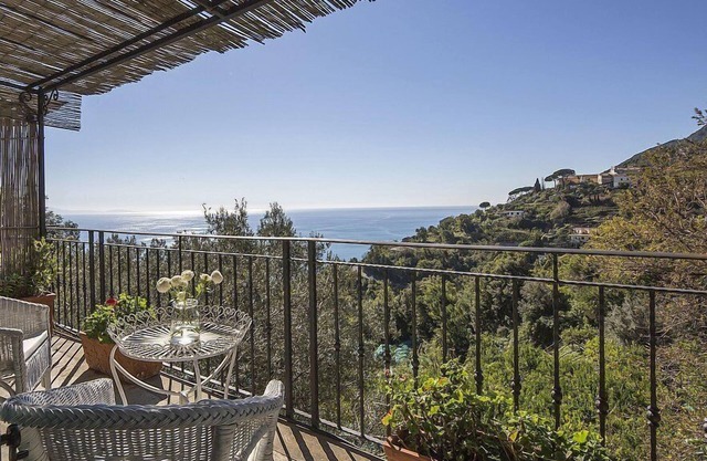Villa Albarosa C: An elegant and welcoming apartment built on the sloping cliff in front of the sea, with Free WI-FI.