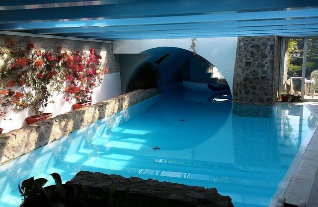 Villa Albarosa D: An elegant and welcoming apartment built on the sloping cliff in front of the sea.