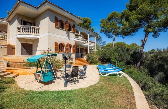 Villa 'Ca Ses Mestres' with Sea View, Private Terrace and Wi-Fi