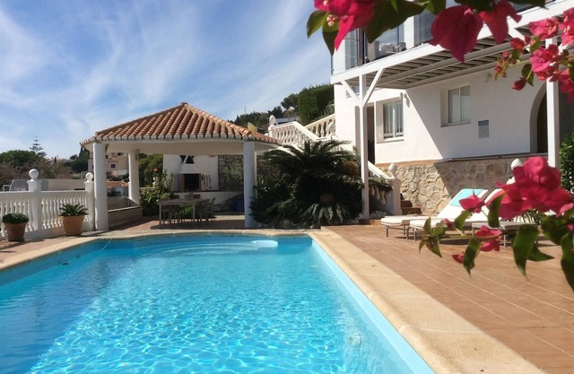 Villa 'Casa La Choza' with Sea and Mountain View, Pool, Garden & Wi-Fi