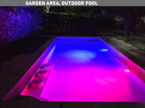 Villa con piscina para 6 personas en camas y 2 Hamacas Ado 69