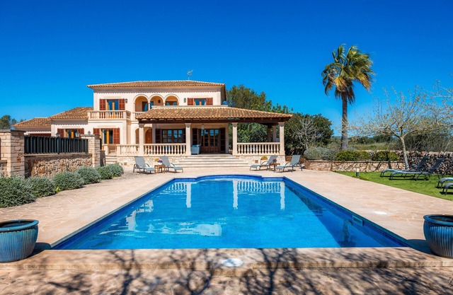 Villa Copinya Blanca in Santany with pool, garden, Wi-Fi 5 minutes from the beach