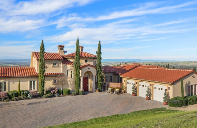 Villa de Lucca - A Vineyard Estate