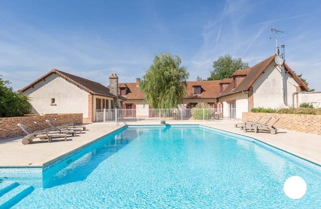 Villa des Eaux ouies, charming house with heated pool for 14 people