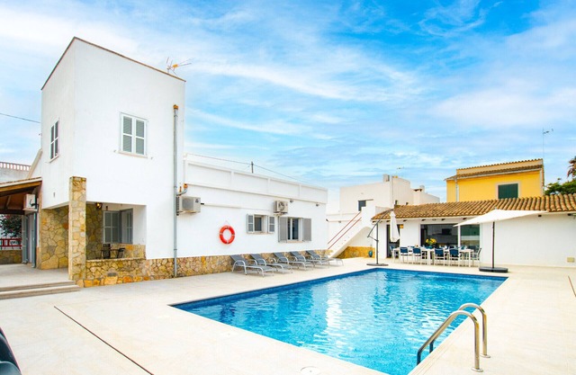 Villa Dolphin with a private pool 300meters from the sea