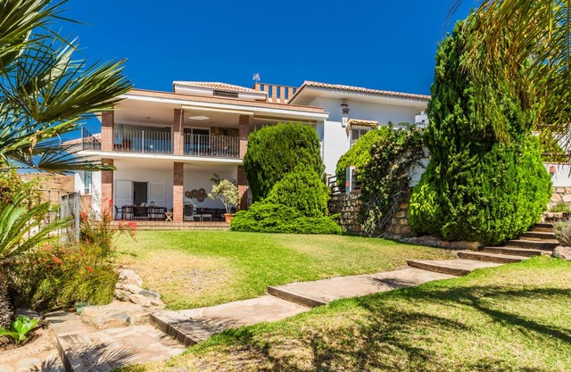 Villa El Pino. Beautiful and spacious Spanish style villa with private pool