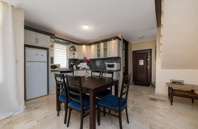 VILLA FLEURIE AVEC PISCINE PROCHE DE LA MER (2 CHAMBRES + SALON + TERRASSE)