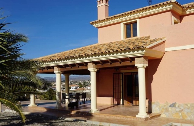 Villa Flo - very large, cheerful villa with private pool and garden