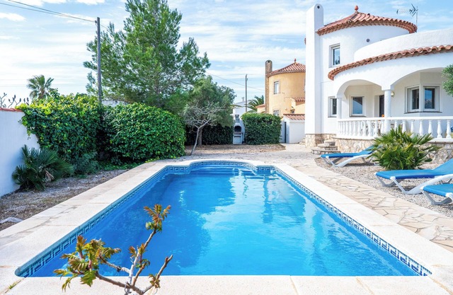 Villa 'Flor' with sea views, private pool and Wi-Fi