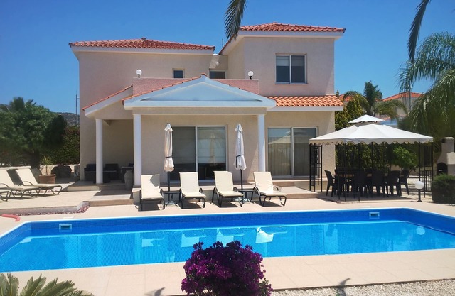 Villa Foster - 4 Bedroom Holiday Villa in Peyia with Open Views to the Sea