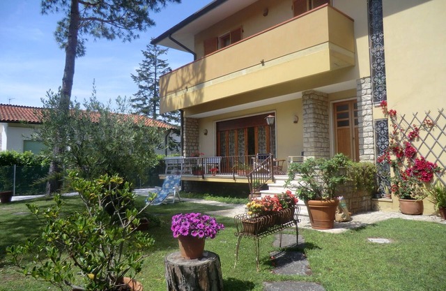 Villa Gloria, garden and large terrace 300m from the sea