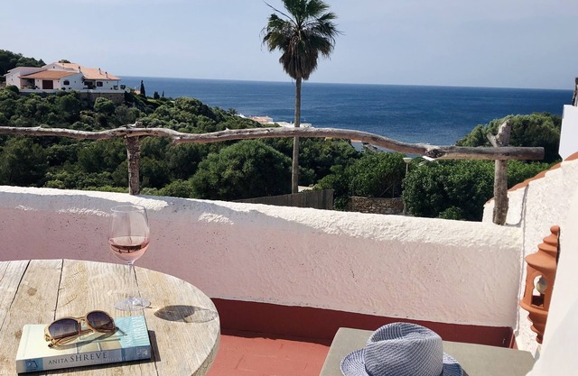Villa Hibiscus - sea view, private pool, close to beach & restaurants, AC & wifi
