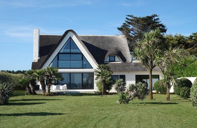 Villa "La Loubine" contemporary thatched cottage facing the sea