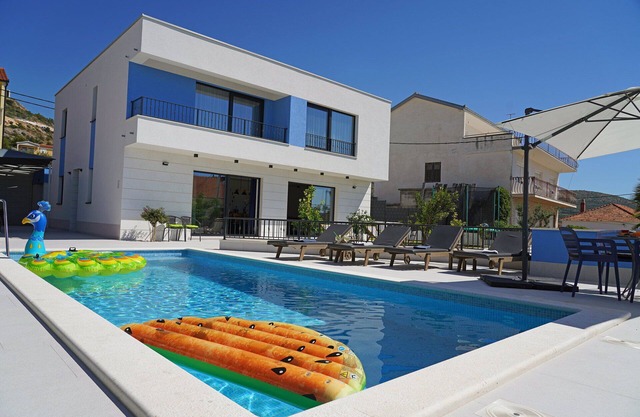 Villa Lady Blue with Heated Pool