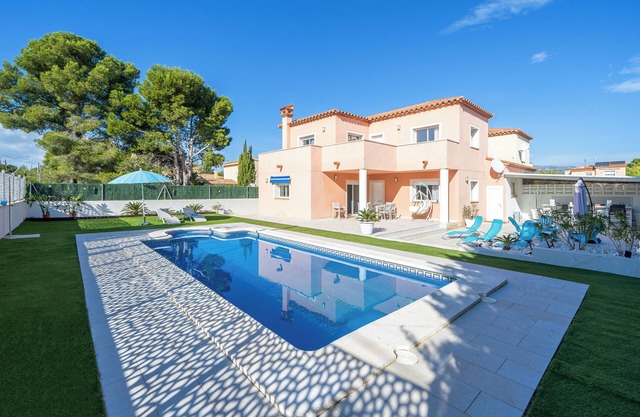 Villa "Las Palmeras" with Pool, Balcony & Wi-Fi