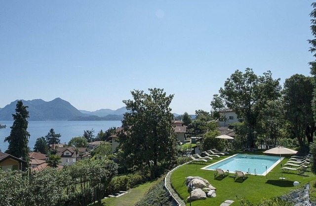 Villa Liside: A charming three-story villa situated on a promontory facing the lake, with Free WI-FI.