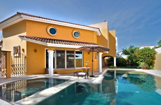 VILLA LUCIERNAGAS, SPACIOUS, PRIVATE Home with pool great location