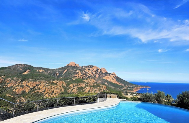 Villa Lynda : swimming-pool and stunning view over the sea and mountain range