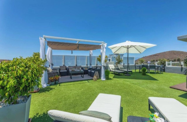 Villa Montserrat – A beautiful family villa of 280m2 with views of the volcanoes