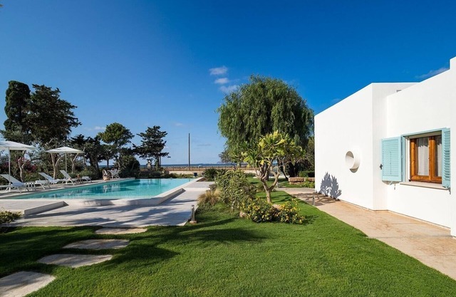 Villa Nubia - Seaside villa with private pool near Trapani