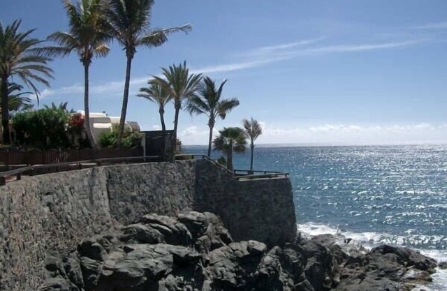 Villa on ledge, 180 degree panoramic views, 1 minute from 2 beaches