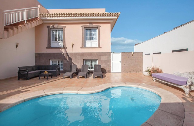 Villa "Orquídea" with Sea View, Pool, Garden & Wi-Fi