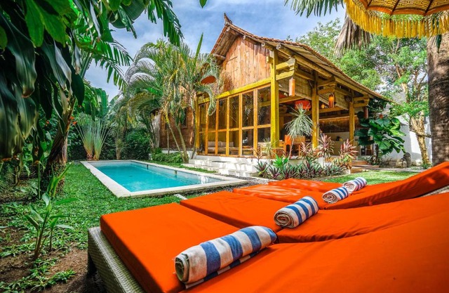 Villa Pagoda, Sumptuous 4BR Villa with Tropical Vibes in Seminyak