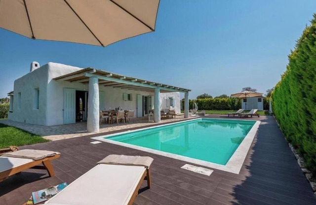 Villa 'Perla Blanca' with Private Pool, Wi-Fi and Air Conditioning