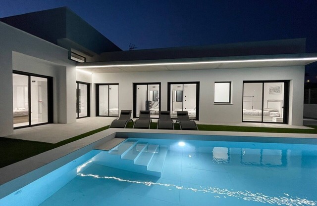 Villa/Private Pool/5 Bedrooms/4 Baths