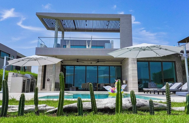 Villa Puerta- Luxury Seaside Villa- Baru Island home 2 mins from whitesand beach