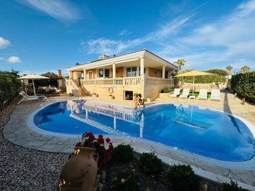 Villa Rafael, con piscina, jardin. barbacoa y tranquilidad