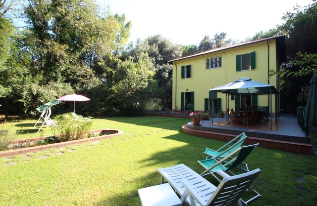 Villa Ronchi - 10 People, 500m from Sea, WIFI, large Garden, Pets welcome, rustic style