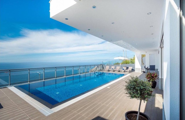 Villa São Lourenço by LovelyStay