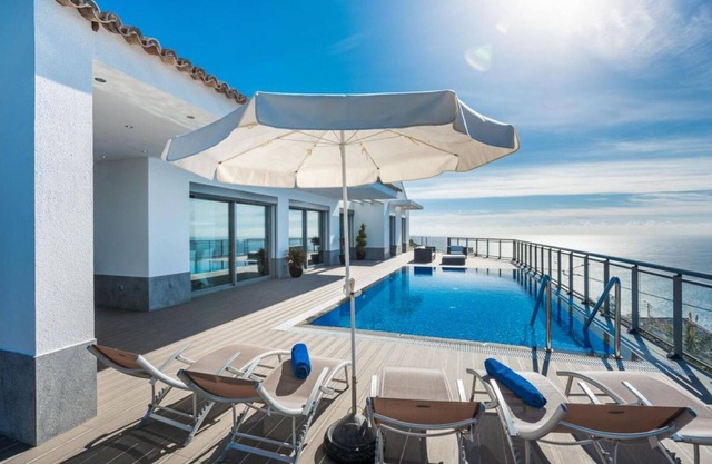 Villa São Lourenço by LovelyStay