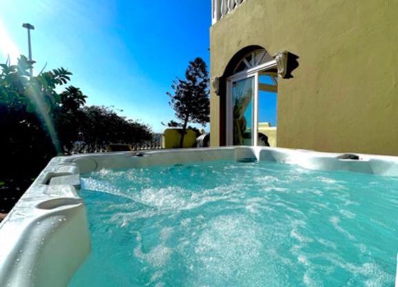 Villa - Sleeps 4 - Jacuzzi - Garden - Pet friendly