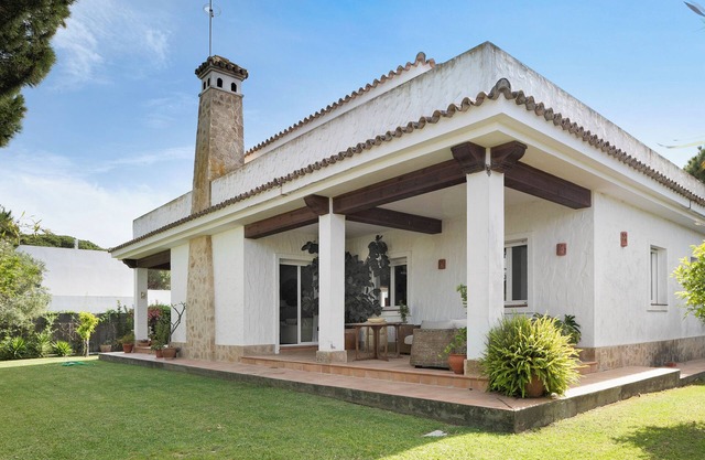 Villa 'Sol, Playa Y Diversion En Roche' with Private Terrace, Wi-Fi and Air Conditioning