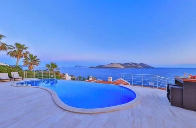 Villa Sufii with Private Sea Platform