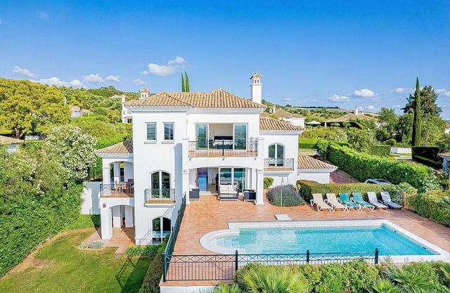 Villa Vacaciones LUZ with fantastic views, directly on the golf course, in the middle of nature