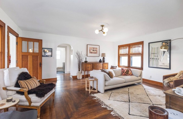 Villa Verde -Eclectic Cottage with WiFi and AC in Three Oaks