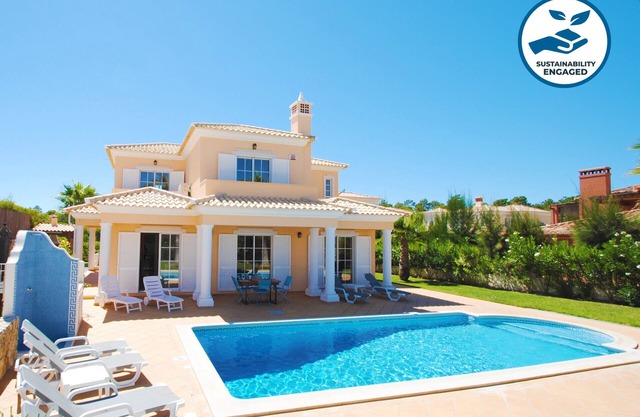 Villa w/private pool & BBQ in Varandas do Lago