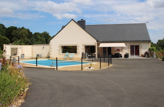 Villa with indoor and outdoor pools