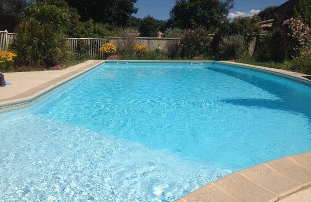 Villa with large private and secure swimming pool, quiet, sleeps 4 to 6