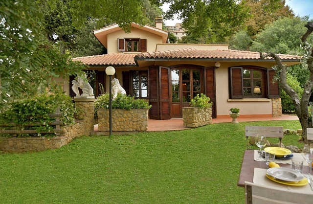 Villa with pool, enclosed garden and beautiful sea view
