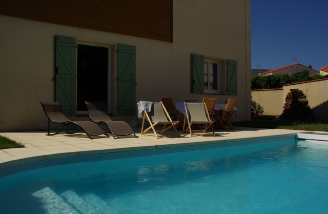VILLA with pool, 4 bedrooms, 10' from beaches, close to CANET, 1400 euros/week