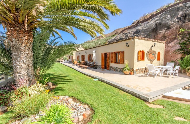 Villa with pool, gardens and fruit trees