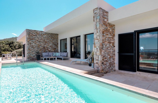 Villa with pool, sea view