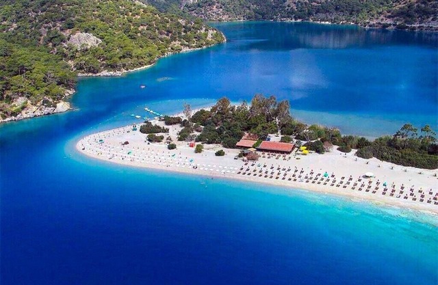 Villa with Private Pool right on the beach front, 50 meters to the beach and sea