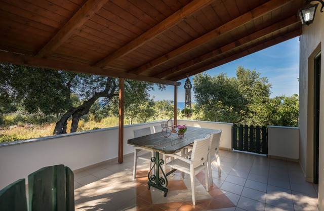 Villa with sea view, pool and Breakfast included